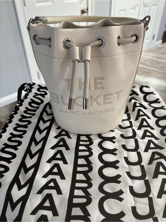 Marc Jacobs Handbags - Marc Jacobs Cream Pebbled Leather Drawstring Bucket Bag
